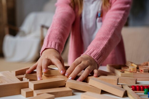 Jak metoda Montessori wspiera indywidualny rozwój dziecka: spojrzenie na praktykę w przedszkolu