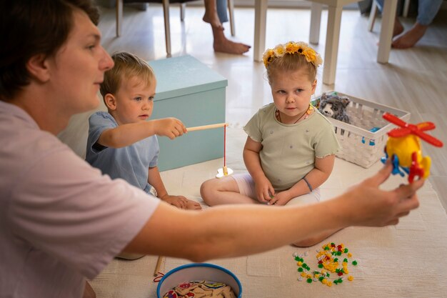 Jak terapia integracji sensorycznej może wspierać rozwój emocjonalny i społeczny dzieci?